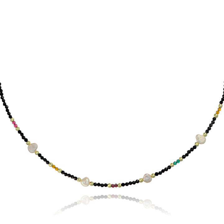 Collana con cristalli neri e perle di fiume in acciaio dorato