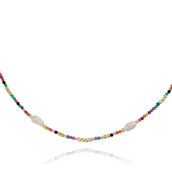 Collana con cristalli multicolor e perle di fiume in acciaio dorato