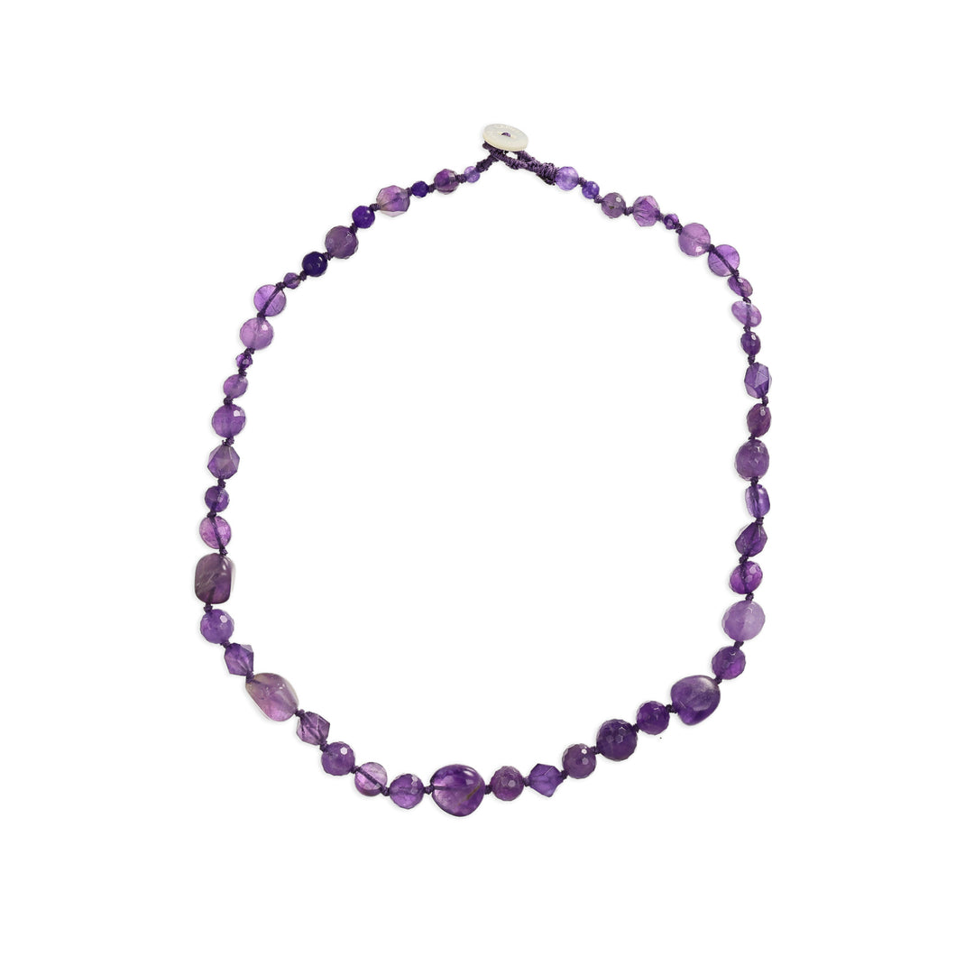 Collana nodini in ametista con bottoncino in madreperla