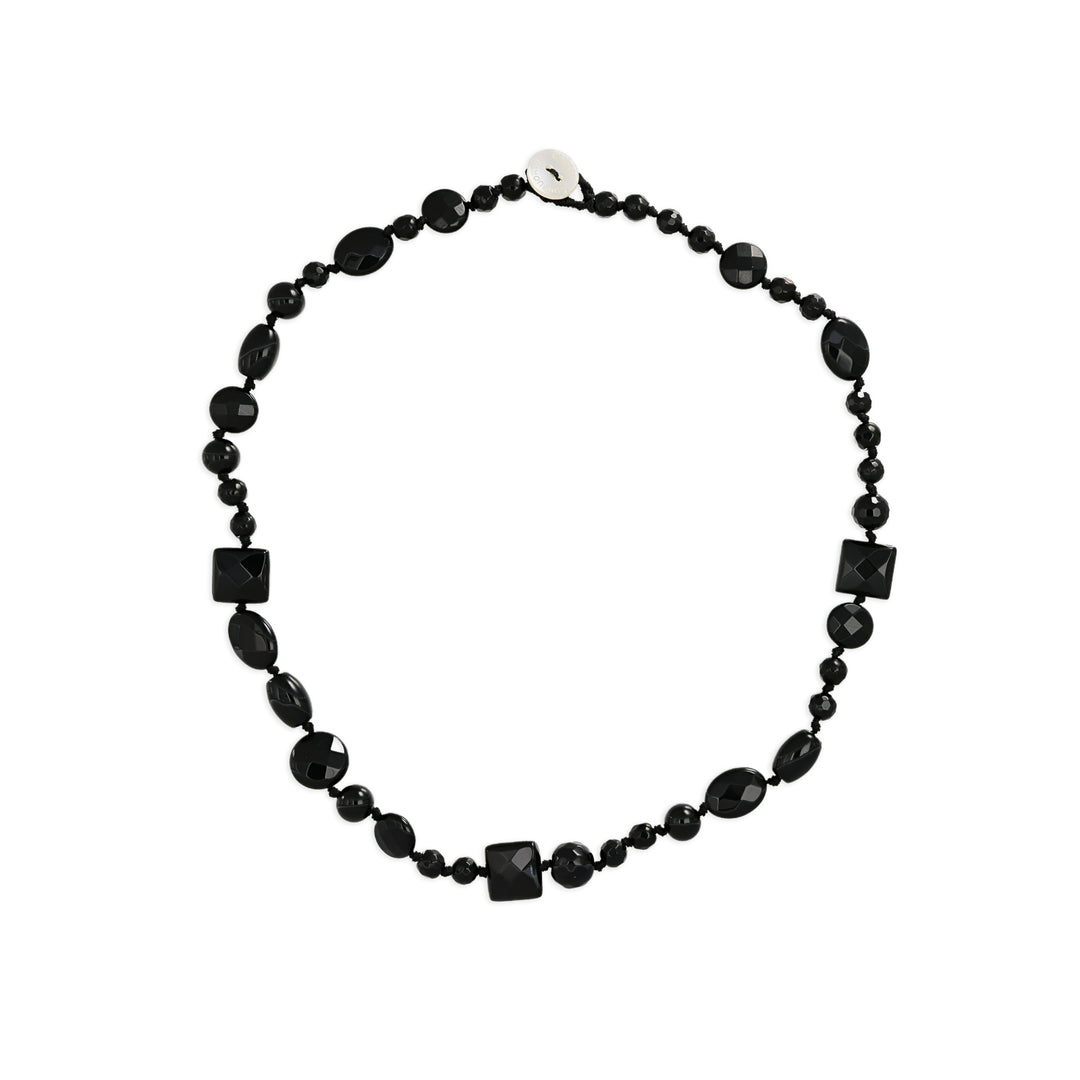 Collana nodini in onice nero con bottoncino in madreperla