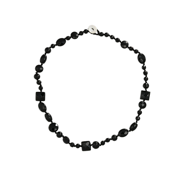 Collana nodini in onice nero con bottoncino in madreperla