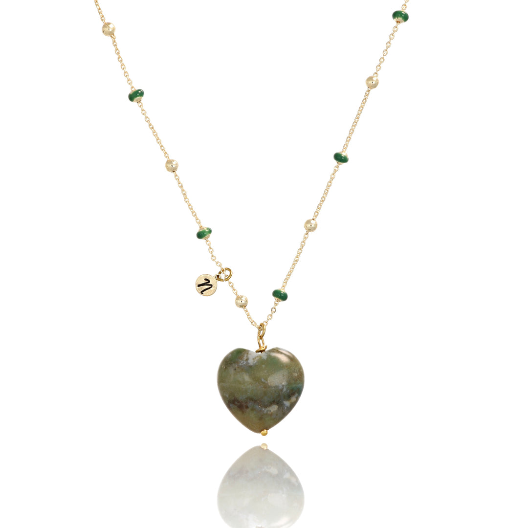 Collana con cuore  bombato in agata muschiata su catena con pallini verdi in acciaio dorato