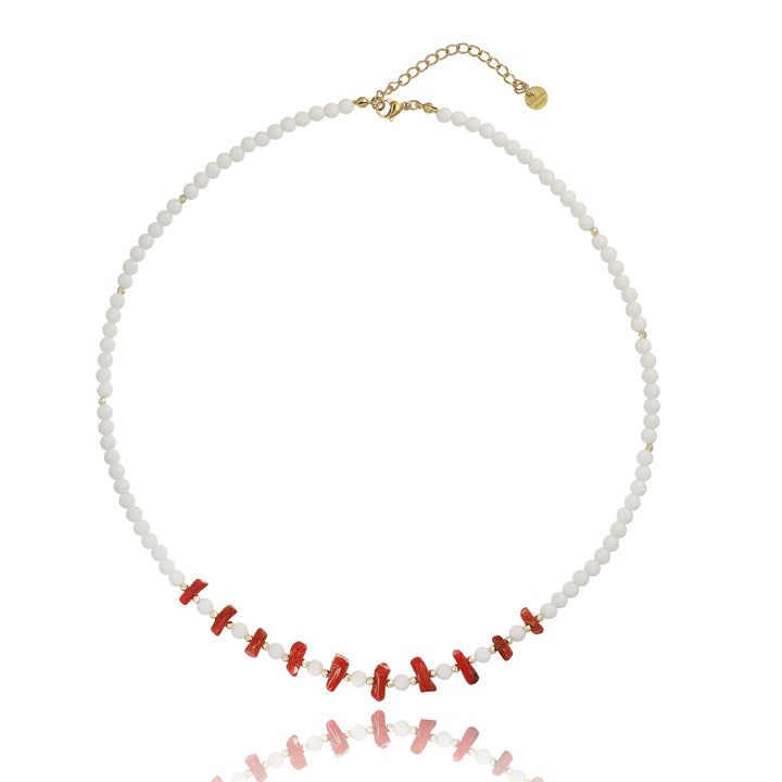 Collana in agata bianca con chips di corallo rosso mediterraneo in acciaio dorato.