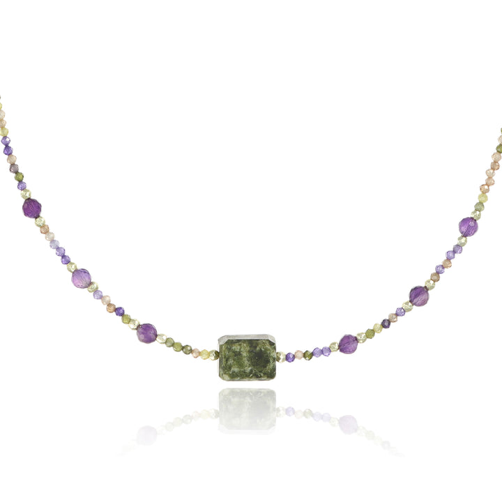 Collana con centrale in serpentino verde e ametista in acciaio dorato