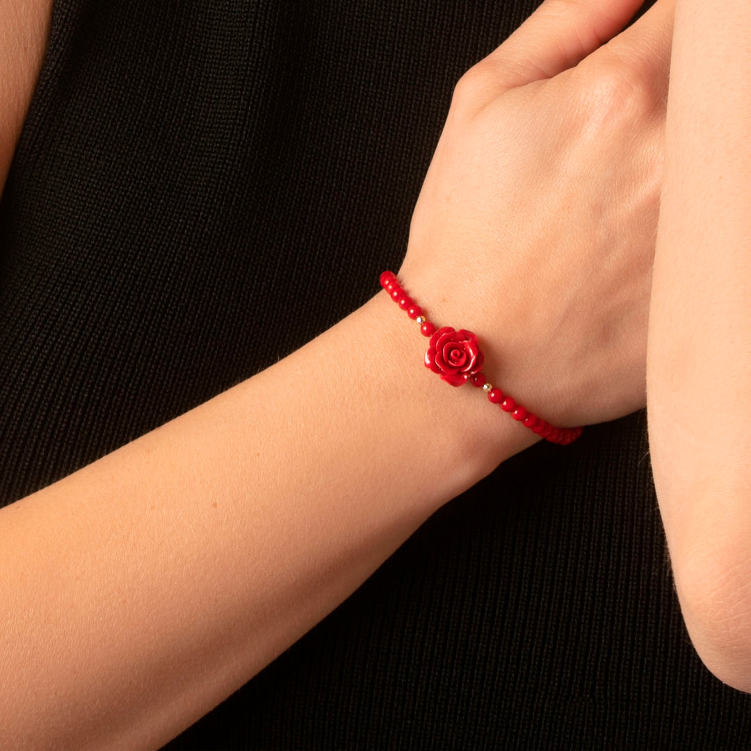 Bracciale in corallo bambù con rosa rossa su acciaio dorato