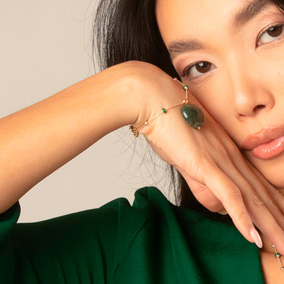 Bracciale con cuore bombato in agata muschiata su catena con pallini verdi in acciaio dorato