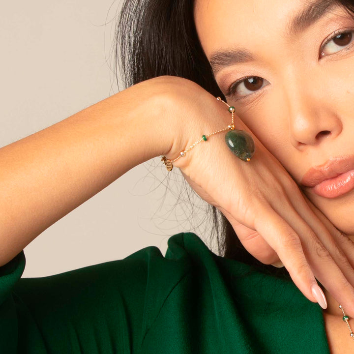 Bracciale con cuore bombato in agata muschiata su catena con pallini verdi in acciaio dorato