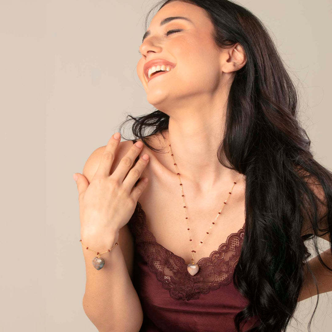 Bracciale con cuore bombato in agata vinaccia su catena con pallini bordò in acciaio dorato