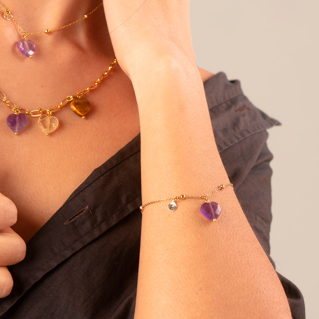 Bracciale con cuore in ametista e iniziale su acciaio dorato