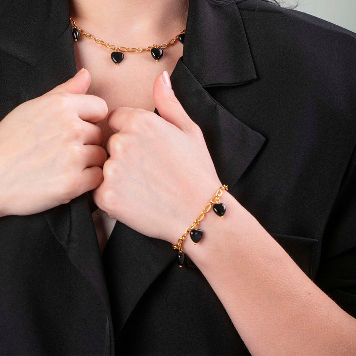 Bracciale con cuori in onice nero su acciaio dorato