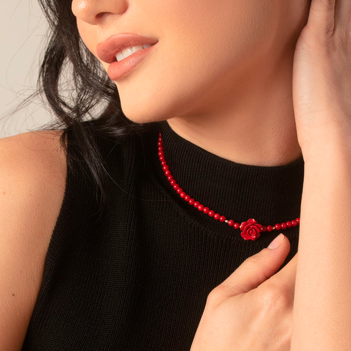 Collana in corallo bambù con rosa rossa su acciaio dorato