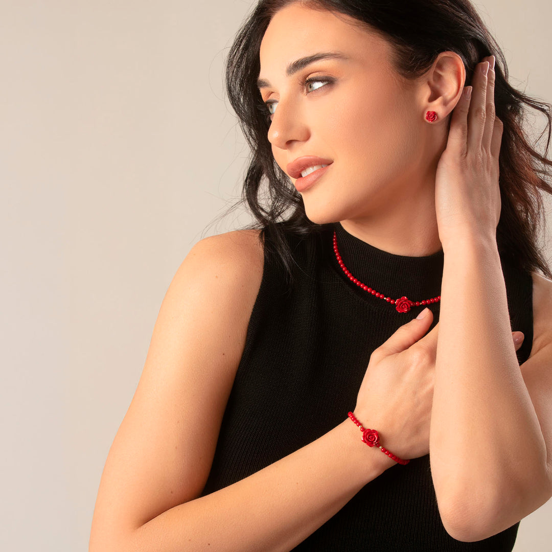 Collana in corallo bambù con rosa rossa su acciaio dorato