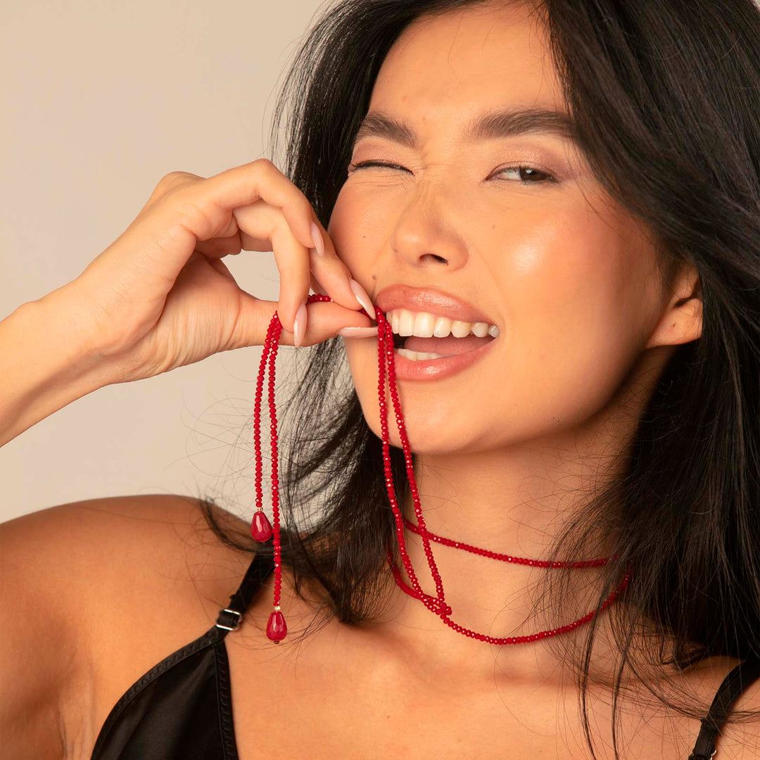 Collana a sciarpina con cristalli porpora e gocce terminali in giada porpora.