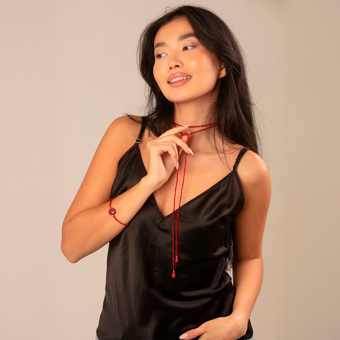 Collana a sciarpina con cristalli porpora e gocce terminali in giada porpora.