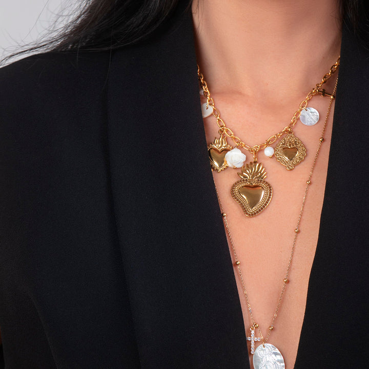 Collana con ex-voto e charms in madreperla su acciaio dorato