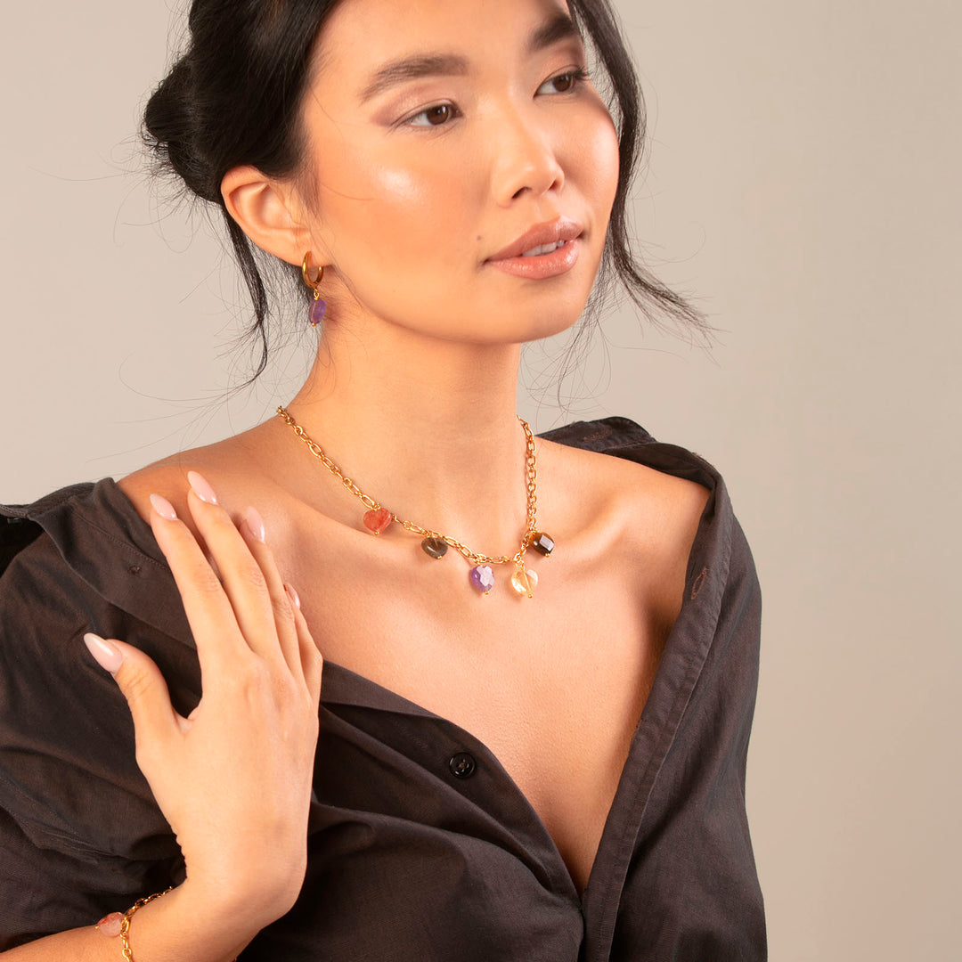 Collana con cuori in pietra dura su acciaio dorato