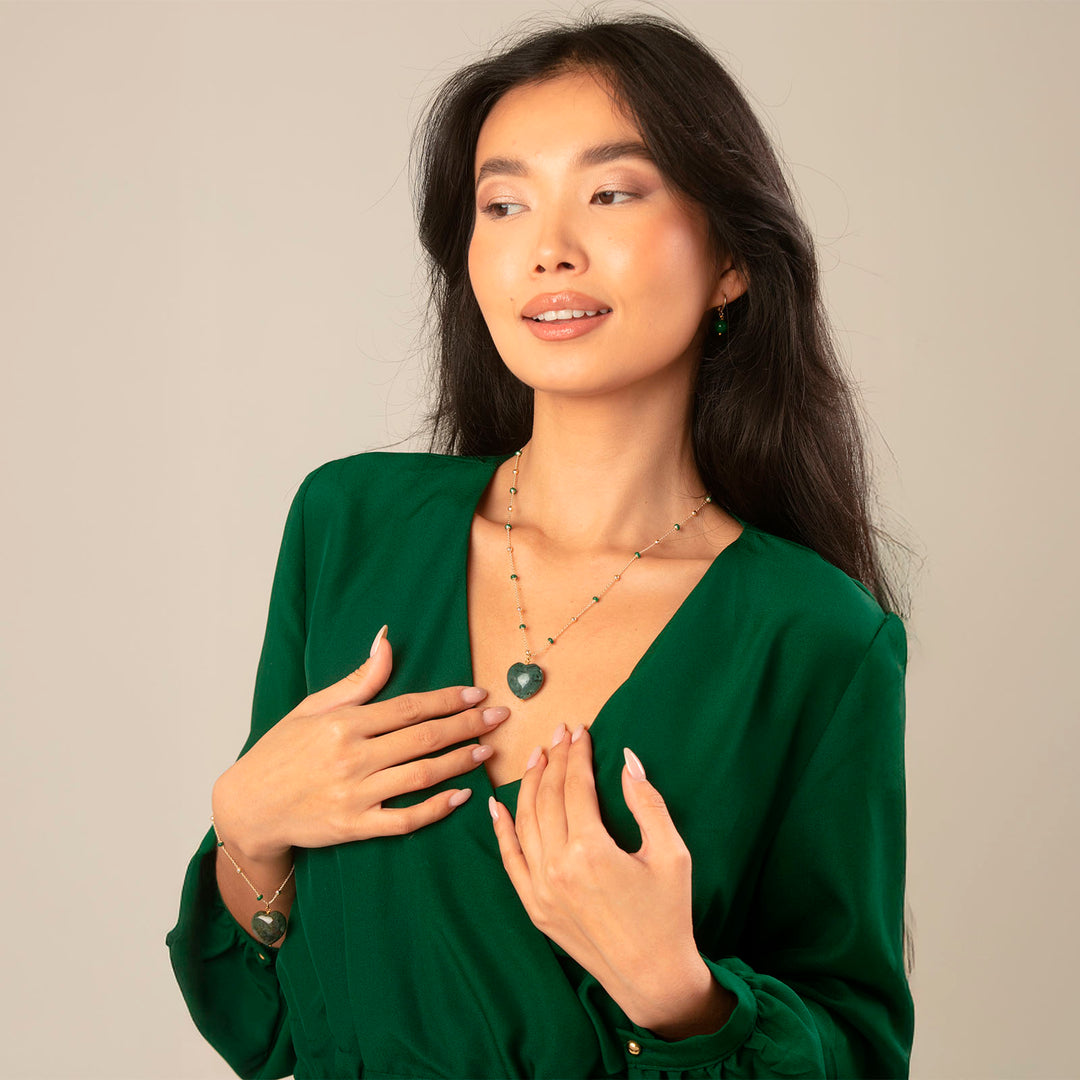 Collana con cuore bombato in agata muschiata su catena con pallini verdi in acciaio dorato