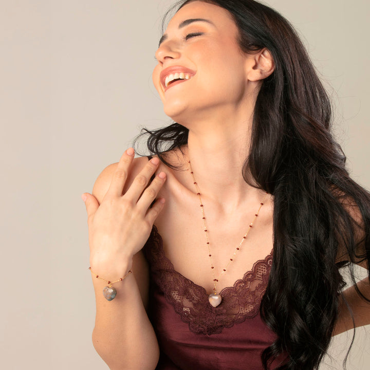 Collana con cuore bombato in agata vinaccia su catena con pallini bordò in acciaio dorato