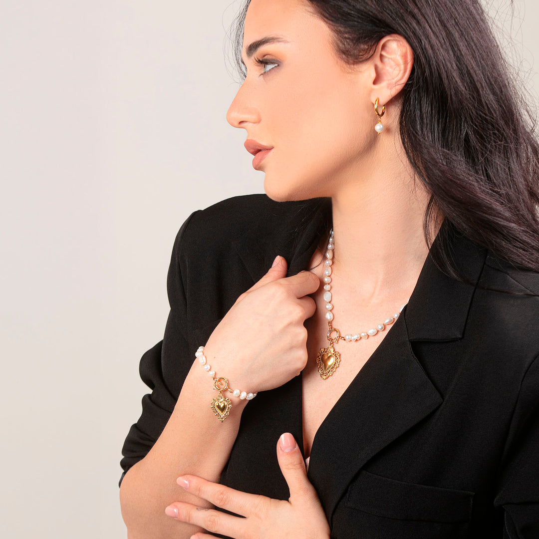 Collana nodini in perle di fiume con ex-voto e anello in acciaio dorato