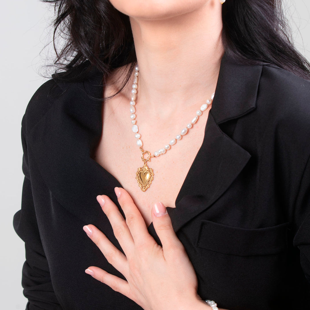 Collana nodini in perle di fiume con ex-voto e anello in acciaio dorato