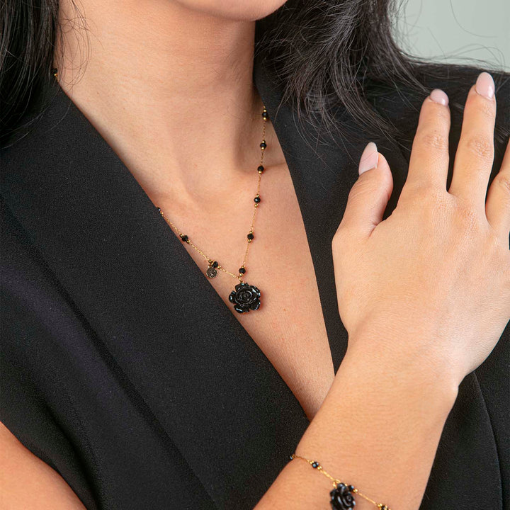 Collana nera con rosa e iniziale in acciaio dorato