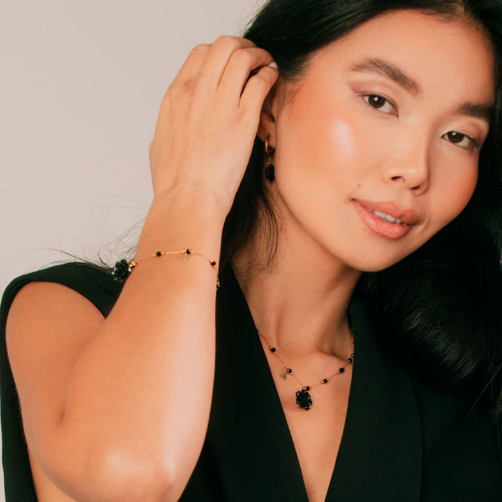 Collana nera con rosa e iniziale in acciaio dorato