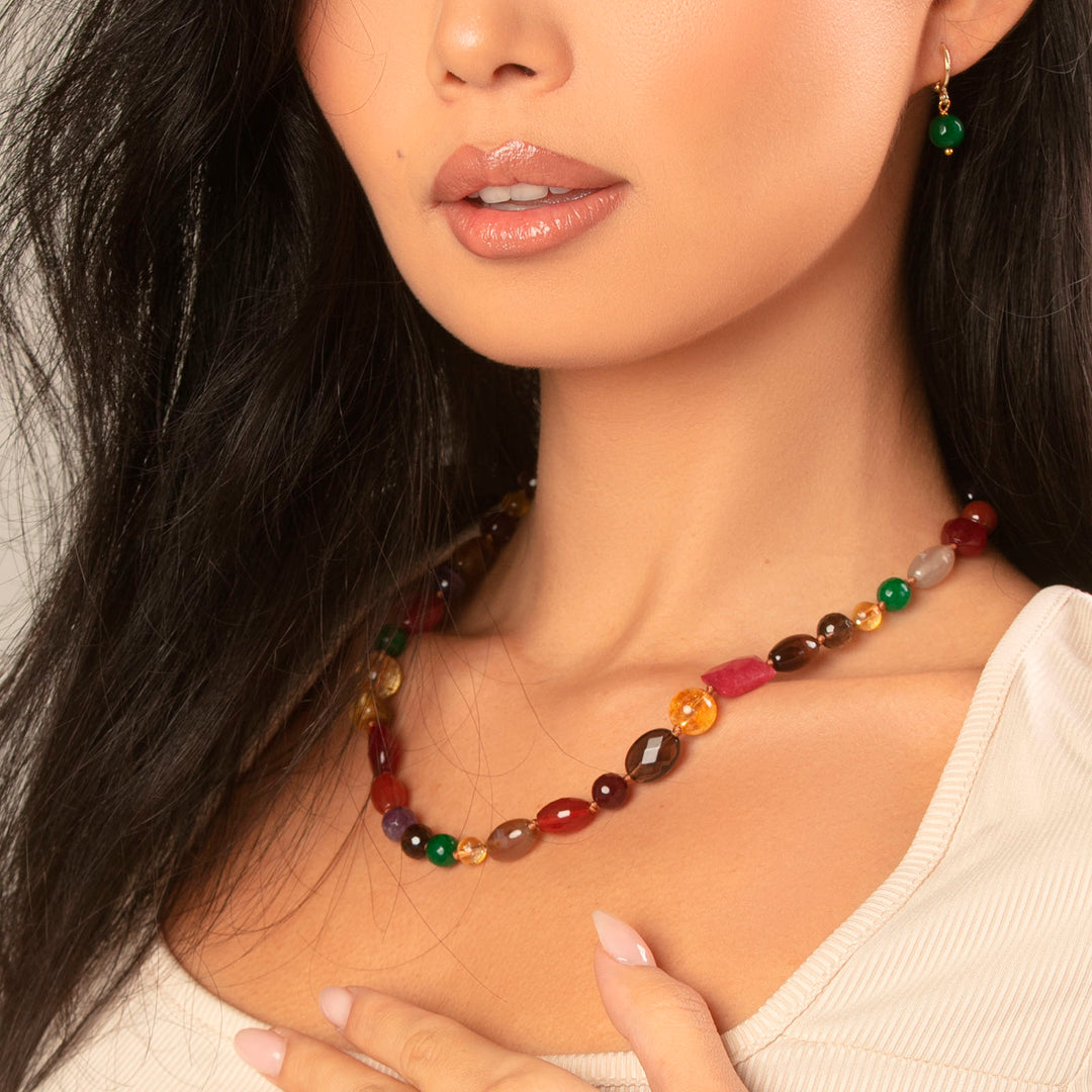 Collana nodini in pietra dura mista di forme e colori con bottoncino in madreperla