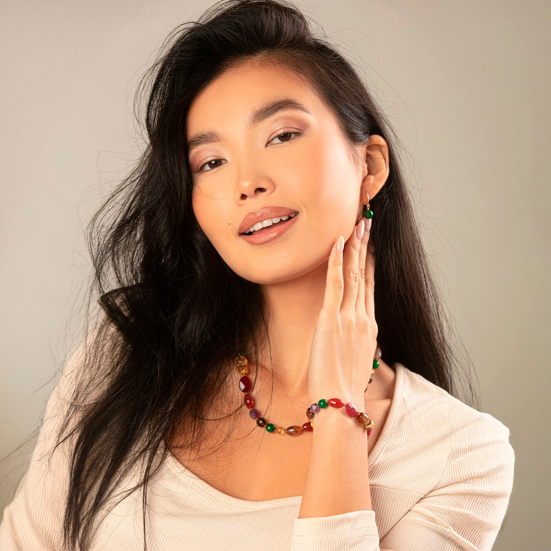 Collana nodini in pietra dura mista di forme e colori con bottoncino in madreperla