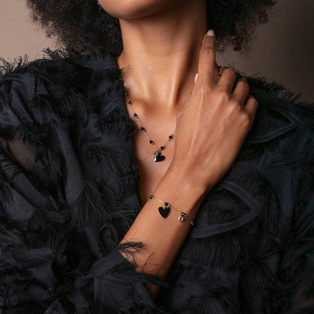 Bracciale cuore nero e iniziale in acciaio dorato