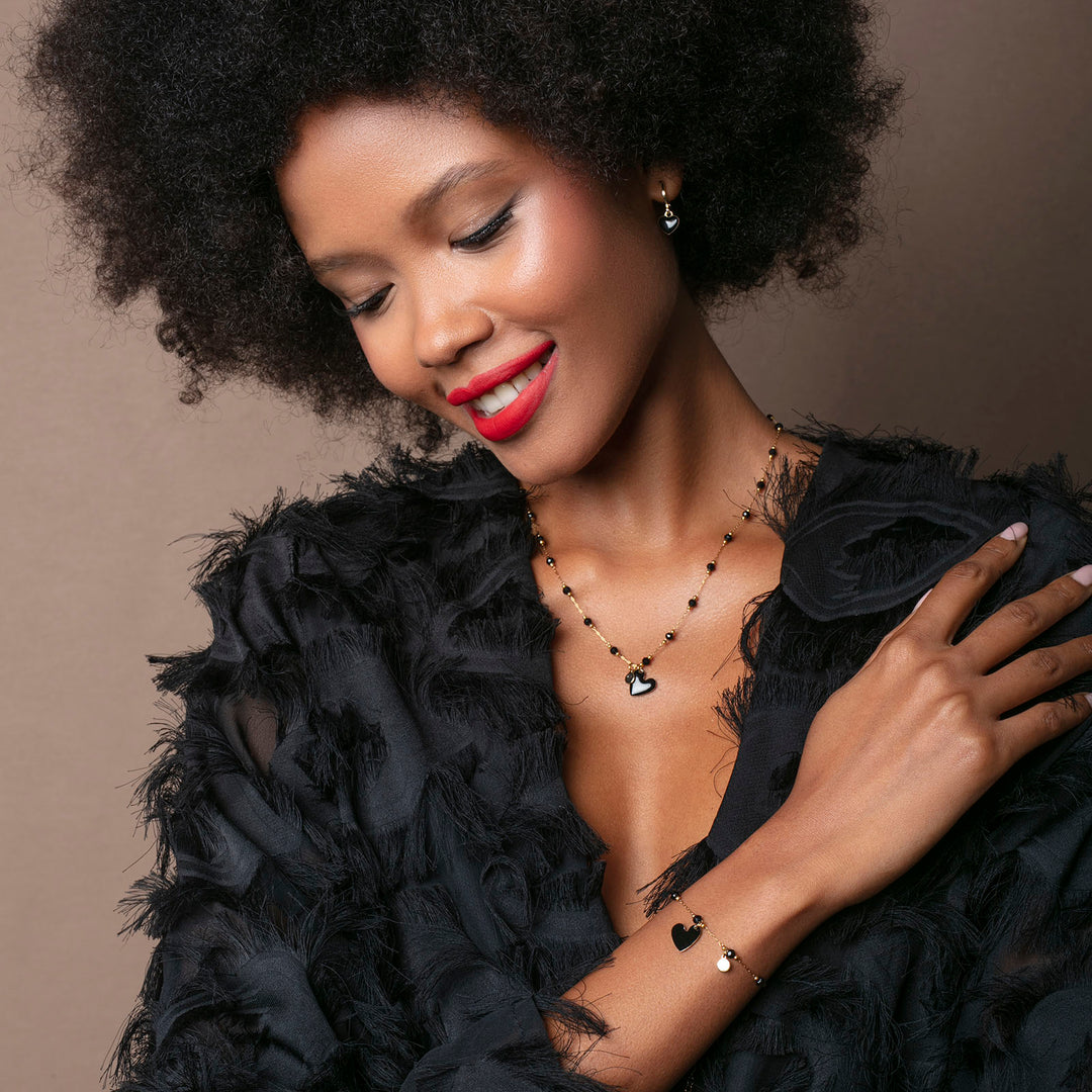 Collana con cuore nero e iniziale in acciaio dorato