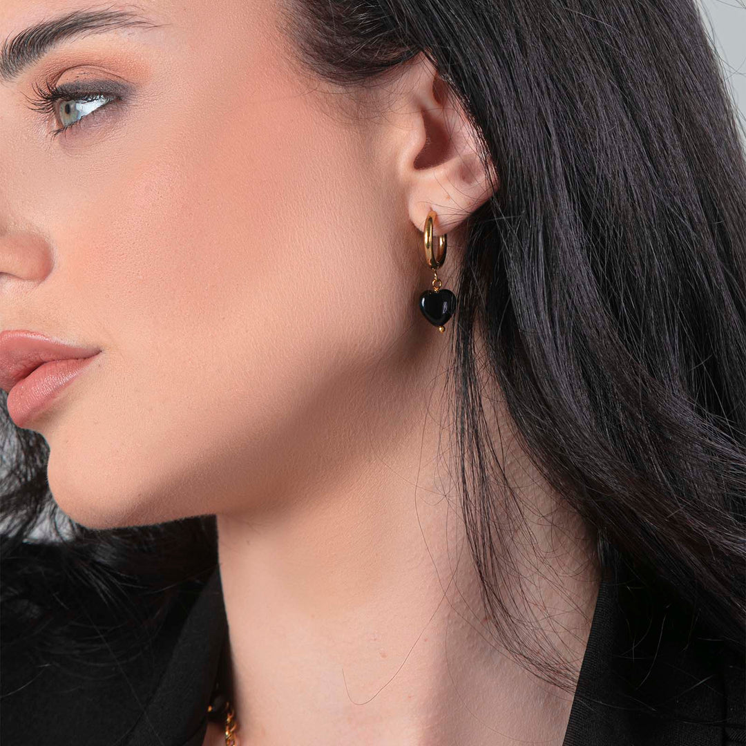 Cerchi con cuore in onice nero su acciaio dorato