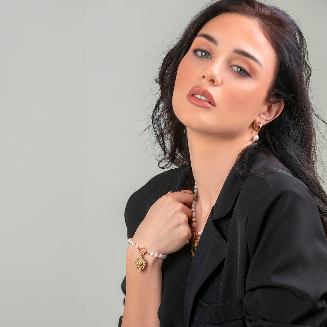 Cerchi con perle di fiume su acciaio dorato