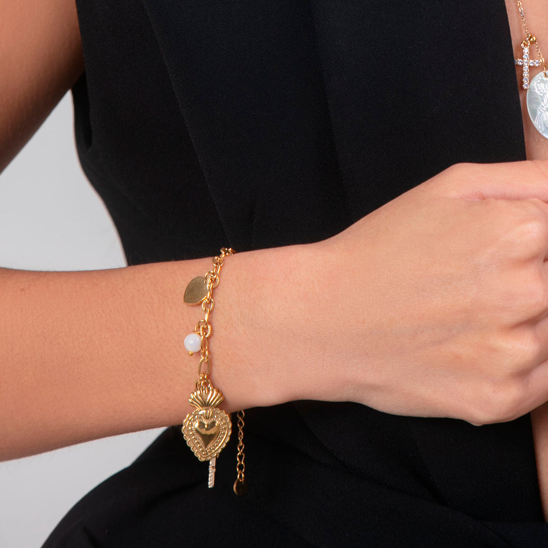 Bracciale con ex-voto e charms in madreperla su acciaio dorato