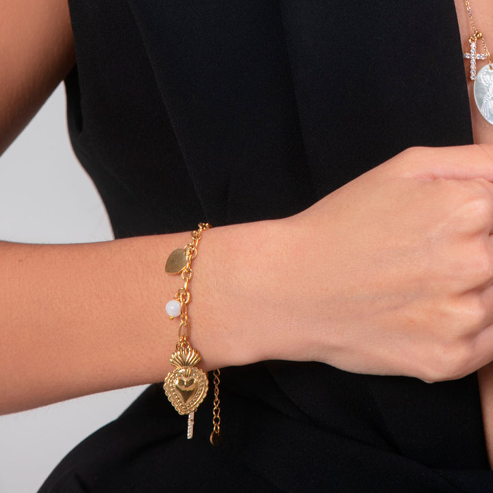 Bracciale con ex-voto e charms in madreperla su acciaio dorato